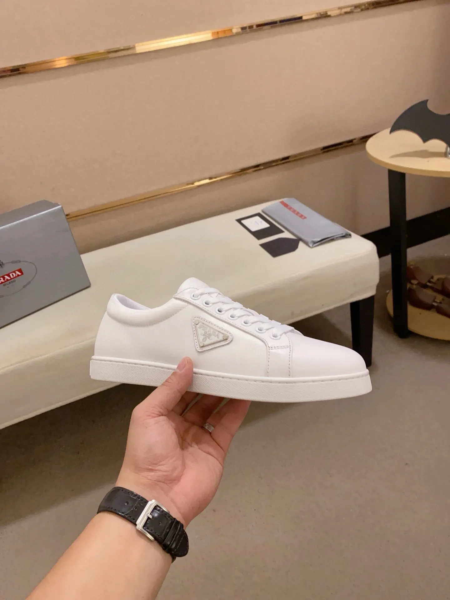 Men's shoes 💰 580💰 ✔️✔️✔️High-quality new PRADA counters are launched at the same time. The new men's shoes and 😘fabrics are selected from first-layer cowhide and are made by pure handicrafts. Lining: Full cowhide lining. 👍🏿 High-end ☄️ air-cushion molded anti-slip rubber outsole, exquisite lines, simple and elegant, comfortable and high-end for leisure travel. Code number: 38 to 44 (45 can be customized)